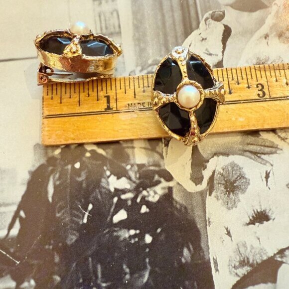 💰3/$15💰1980's Black gold & faux pearl clip-on statement earrings - Picture 7 of 10